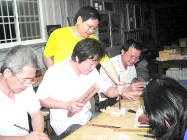 傳統雕刻技術吸引愛好者前往學習(圖)