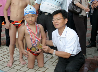 獨臂泳將陳亮達力爭上游 縣府將協助爭取參賽(圖)