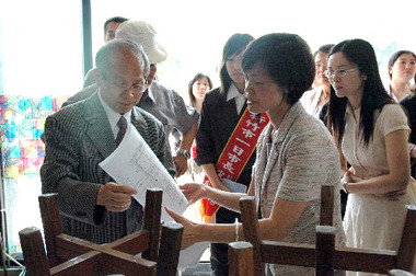 林政則現勘茄苳國小(圖)