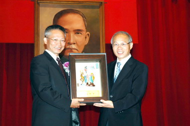 林政則參與管理局新卸任局長交接典禮(圖)