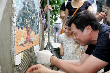 周錫瑋與鶯歌媽媽DIY拼貼陶瓷歡度母親節(圖)