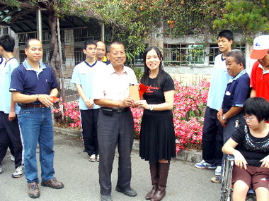 和美實驗學校感念辛苦工友並頒發禮金(圖)