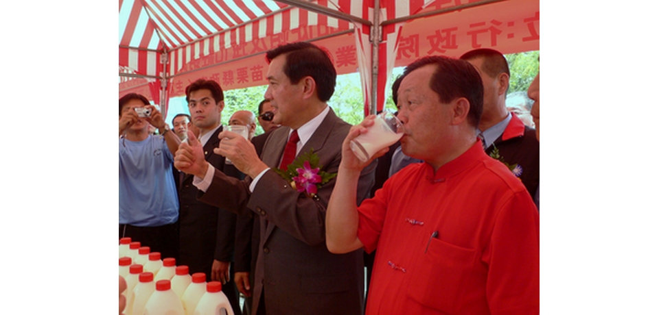 馬英九喝了苗栗縣農會生產的鮮乳讚不絕口(圖)