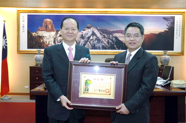 建經集團捐款一百萬受鄭永金表揚(圖)