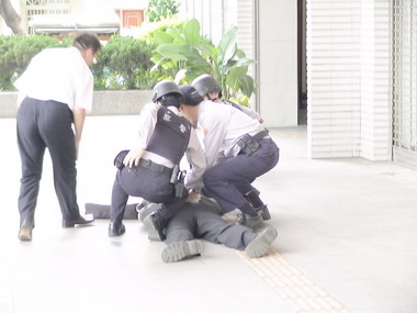 南投警察分局辦理金融機構防搶演練(圖)