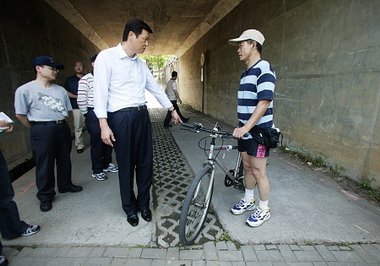 淡水紅樹林段自行車道周錫瑋指示盡速改善(圖)