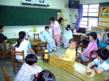 巧匠美髮為民義國小學生義剪(圖)