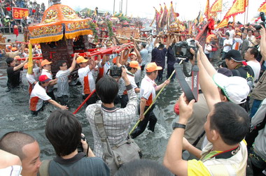 布袋新塭嘉應廟舉行「衝水路迎客王」祭典(圖)