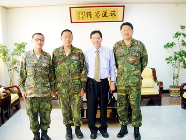台南歸仁鄉長慰問後備九０七旅新兵(圖)