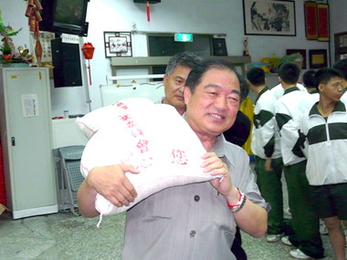 張通榮致贈加菜金感謝協助白米發放官兵(圖)