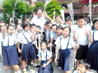 吳宗憲送康乃馨要小朋友感恩母親辛勞(圖)