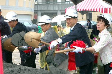 新竹縣長鄭永金參與高峰國小動土典禮(圖)