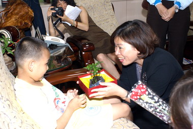 單親弱勢兒童致贈感謝卡予市長黃敏惠(圖)