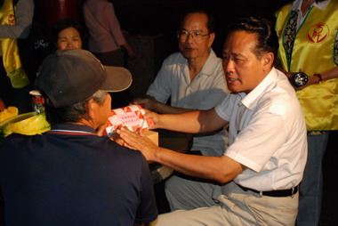 屏東縣長勸街友導進住遊民收容所(圖)