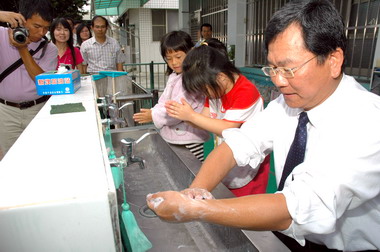 陳明文抽查校園腸病毒宣導防制情形(圖)