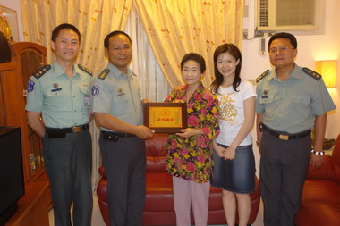 王傳景女士當選後備指揮部97年模範母親(圖)