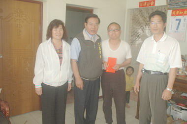 澎湖縣長慰問重症及生活困苦鄉親(圖)