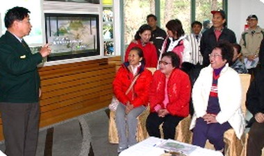 呂秀蓮參訪武陵遊憩區(圖)