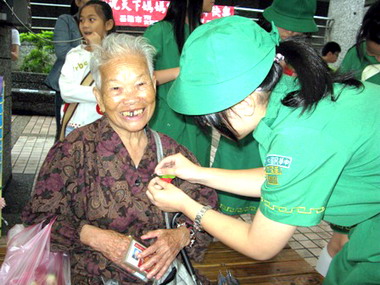 基隆市女童軍會11日舉辦慶祝母親節活動(圖)