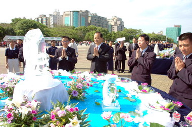 新竹縣長鄭永金參與浴佛大典(圖)