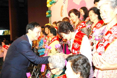 桃園舉辦模範母親表揚大會(圖)