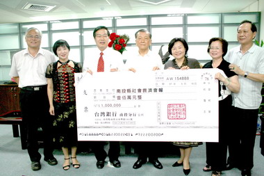 劉秀忍基金會捐助一百萬響應四川賑災(圖)