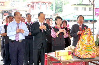 新竹縣長鄭永金舉行龍舟點睛下水儀式(圖)