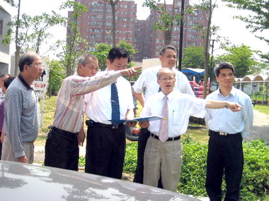 林政則勘查兒五公園週邊道路打通計畫(圖)
