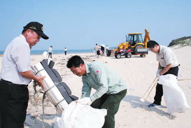 海漂垃圾玷污了后扁海景(圖)