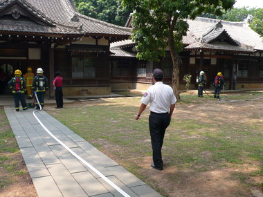 維護史蹟資料館消防人員實地救災操練(圖)