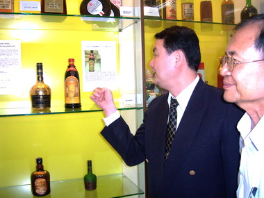 埔里酒廠文化館展出酒器古物(圖)