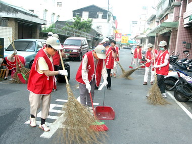 環保志工媽媽母親節前夕仍認真清掃市區(圖)