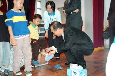 公益慈善新竹縣分會為貧童募鞋(圖)