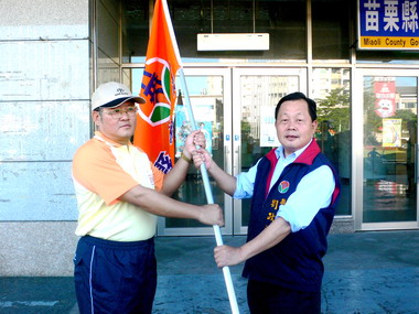 苗栗縣長劉政鴻授旗身心障礙運動會代表隊(圖)