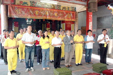 新竹市長林政則到龍興宮上香祈福(圖)