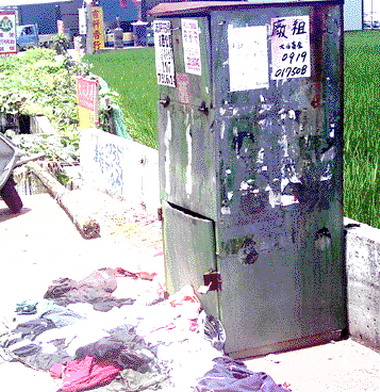 舊衣回收箱亂擺影響環境衛生(圖)