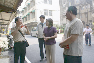 嘉義市長慰問西門街火災受災戶(圖)