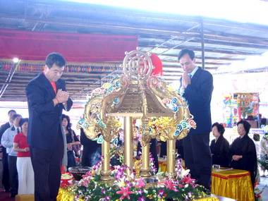 朱立倫參加釋迦牟尼佛誕浴佛典禮(圖)