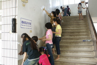 吾愛吾漆 興嘉國小師生家長攜手美化校園(圖)