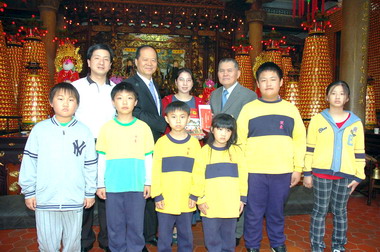 新埔鎮三聖宮捐助清寒獎助學金(圖)