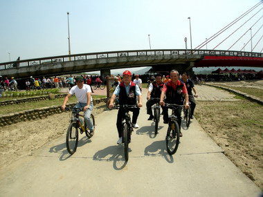 後龍溪河濱公園自行車道竣工啟用(圖)