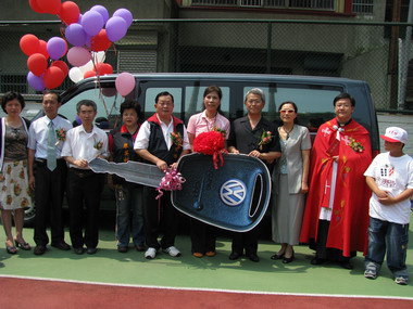 苗栗地檢署捐贈交通車至竹南聖家啟智中心(圖)