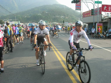 2000名單車騎士挑戰新中橫(圖)