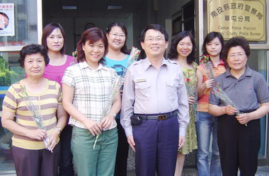 適逢母親節草屯警分局長贈花賀馨情(圖)