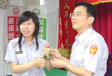 警大衝刺班警分局長贈粽祝賀(圖)