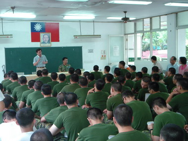 台南市長拜訪907國軍官兵(圖)