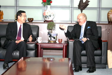 華沙貿易辦事處代表莫拉夫拜會李朝卿(圖)