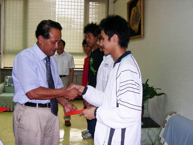 屏東縣長接見全中運優秀選手並稱讚鼓勵(圖)