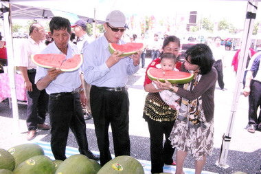 秀姑巒溪大西瓜促銷展售會熱鬧舉行(圖)