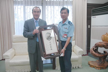 空軍401聯隊長蘇文虎拜會縣長(圖)